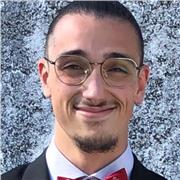 Joven con bachillerato que imparte clases de nivel de primaria y ESO